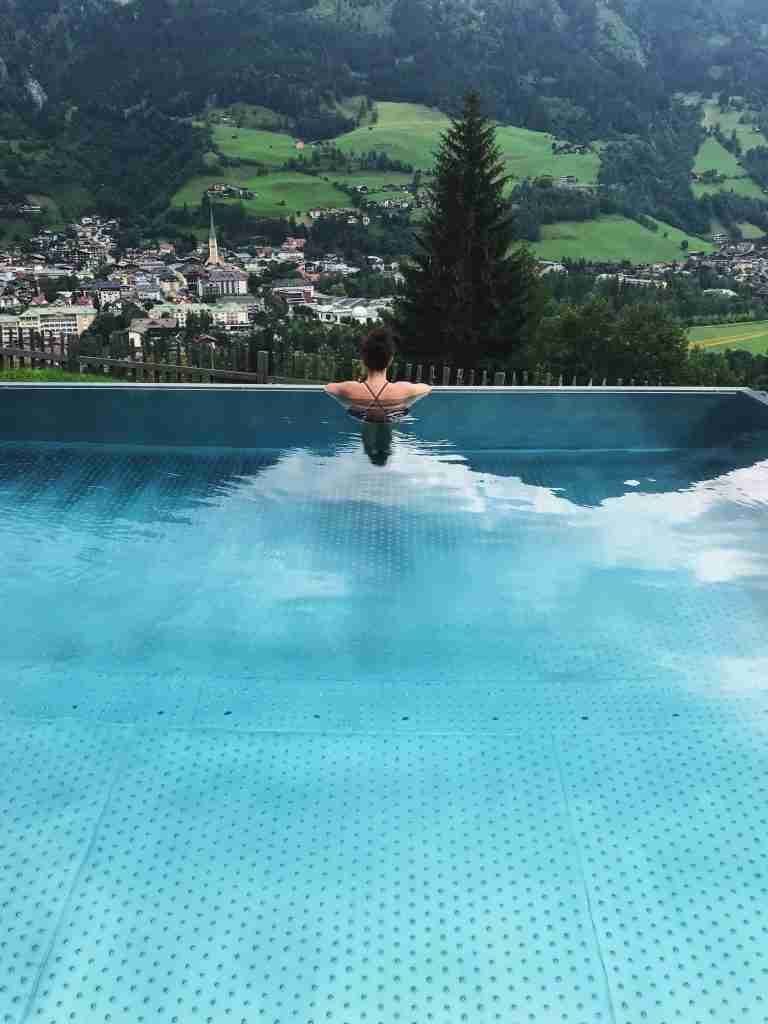 הנוף מהבריכה החיצונית במלון Das Goldberg אוסטריה
