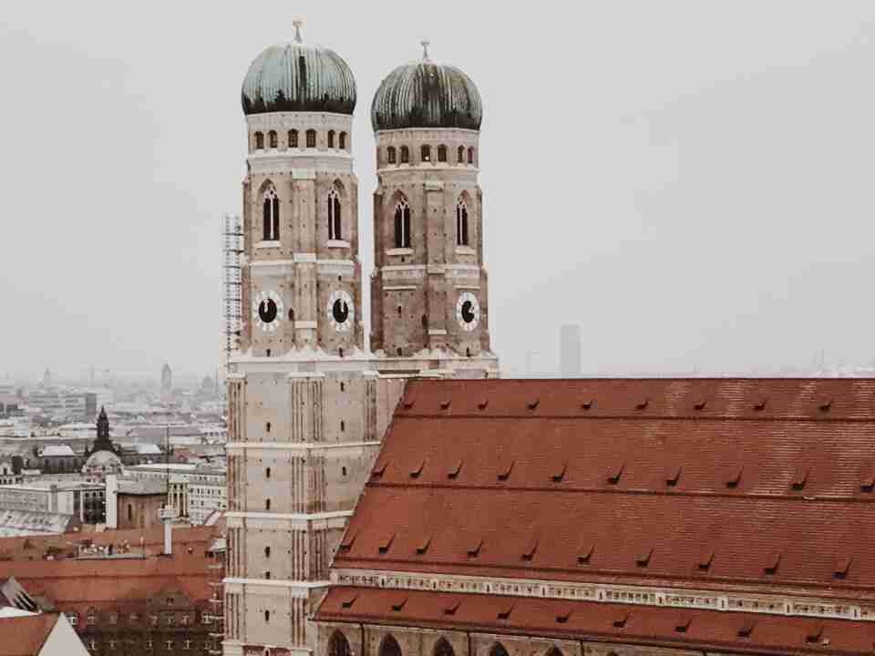 תצפית על כנסיית Frauen Kirchen מינכן