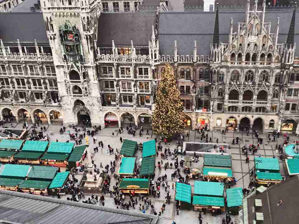 תצפית מהכנסייה של סנט פיטר לשוק חג המולד כריסמס במריאן פלאץ במינכן