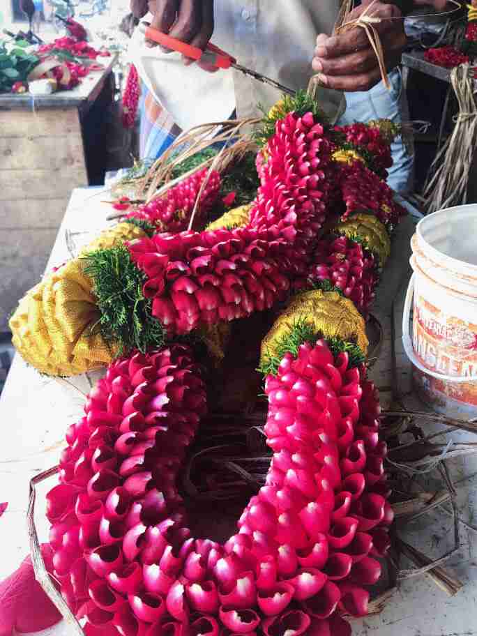 שרשראות פרחים בשוק הפרחים במדוראי - אומנות ואמונות בהודו