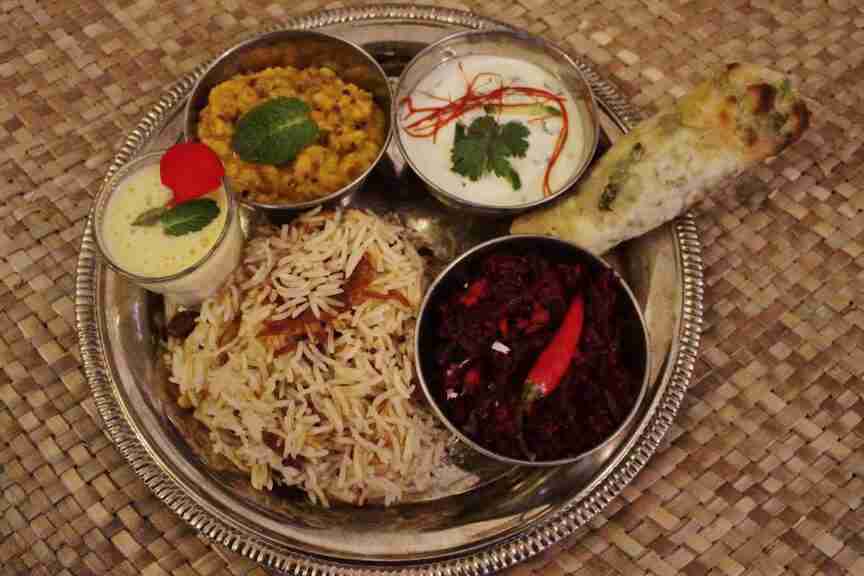 צלחת עם אוכל הודי טיפוסי