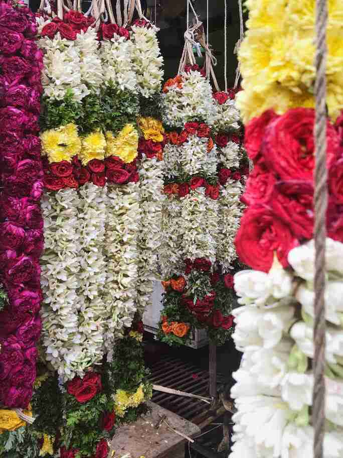 שרשראות פרחים בשוק הפרחים במדוראי - אומנות ואמונות בהודו
