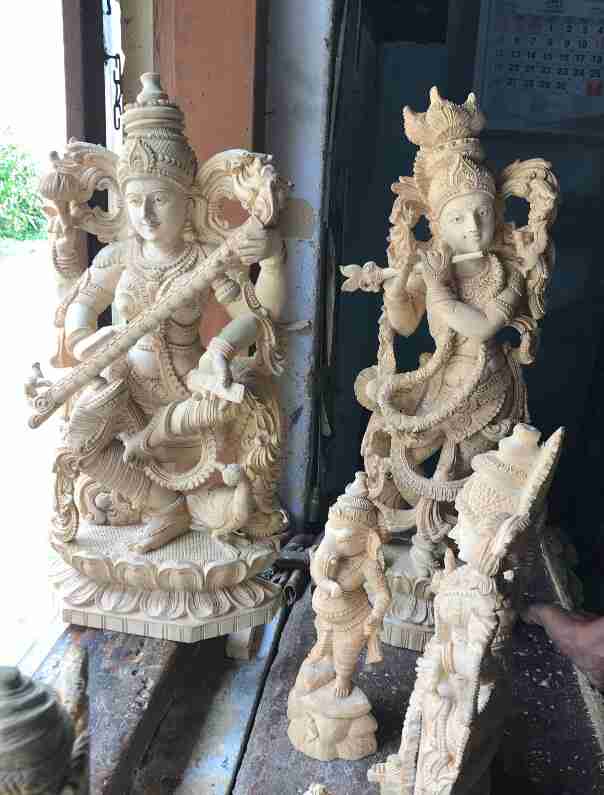 פסל מגולף בעץ - אומנות ואמונות בהודו
