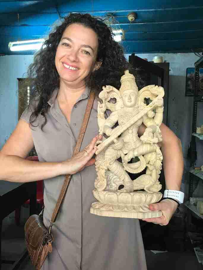 פסל מגולף בעץ - אומנות ואמונות בהודו