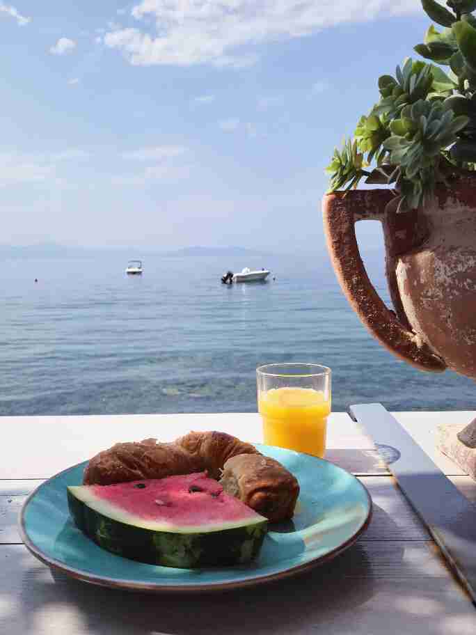 ארוחת בוקר על החוף בקלה נרה - פליון יוון