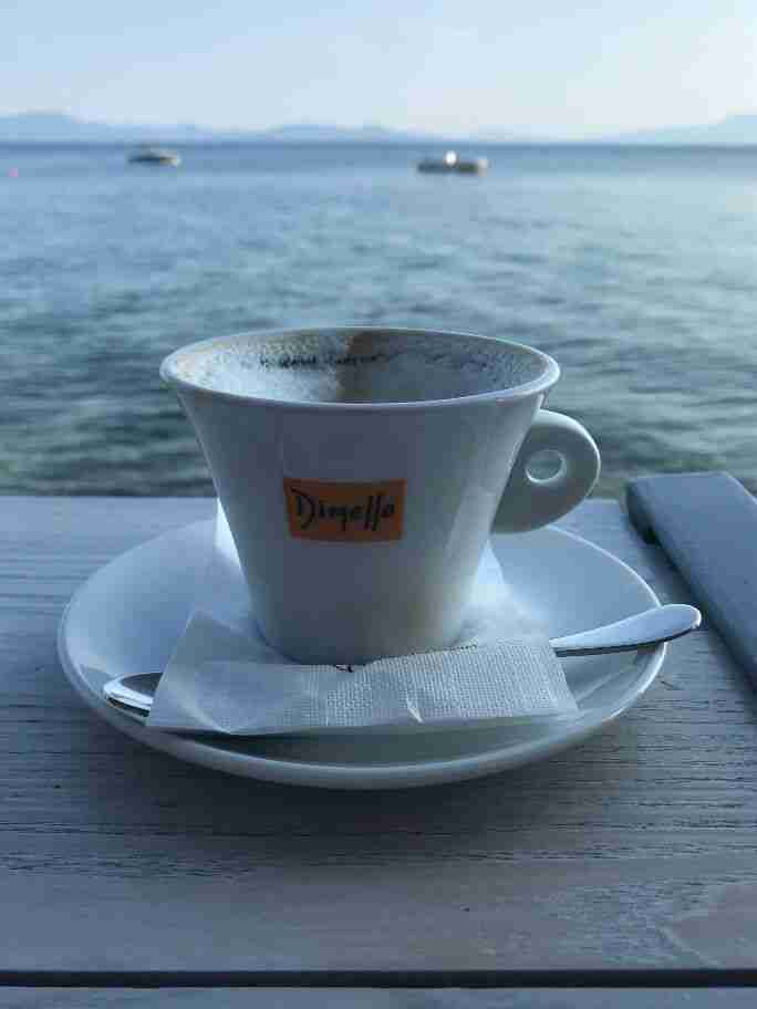 קפה על החוף בקלה נרה - פליון יוון