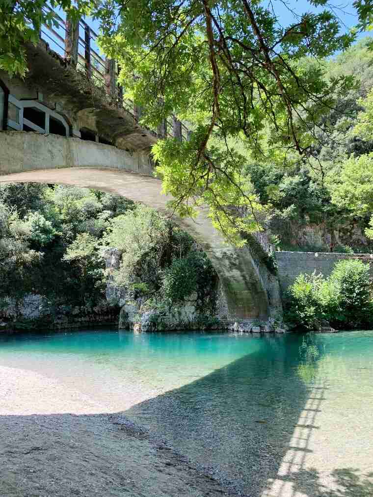 הגשר העתיק מעל נהר הוידומאטיס