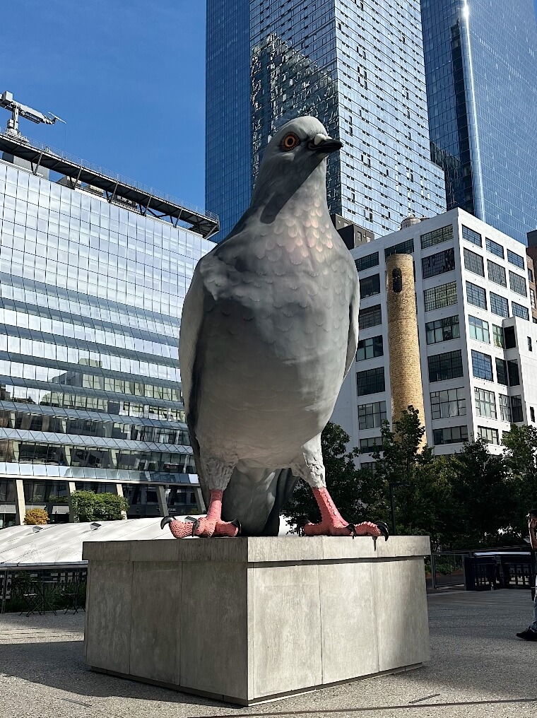 פסל היונה בהדסון יארד
