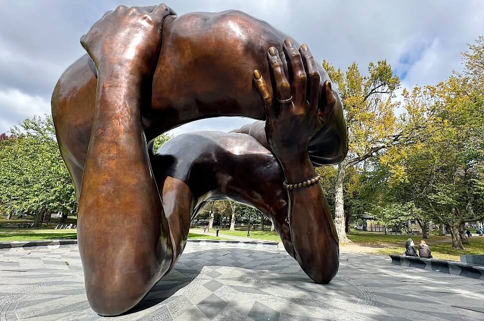 בוסטון קומון (Boston Common) 
פסל the embrace